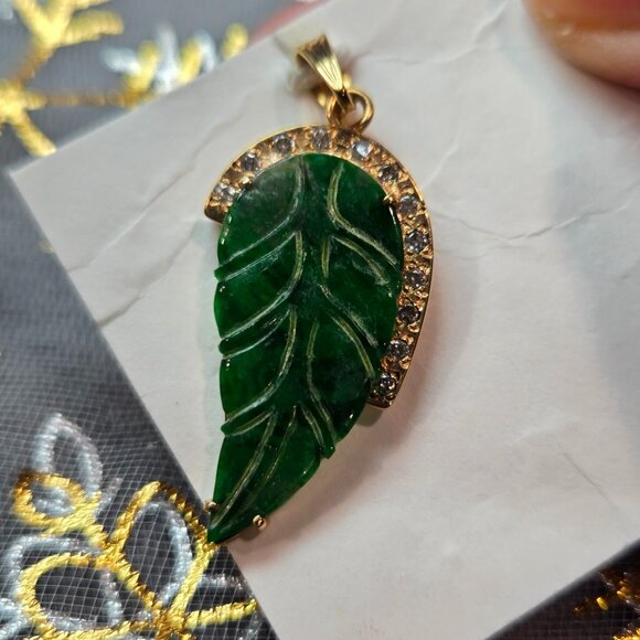 Elegant Carved Leaf Jade Pendant with 18K Gold & Diamonds ✨ - Picture 5 of 8